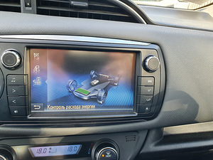Toyota Yaris Hybrid 2014 (13 foto / 15)