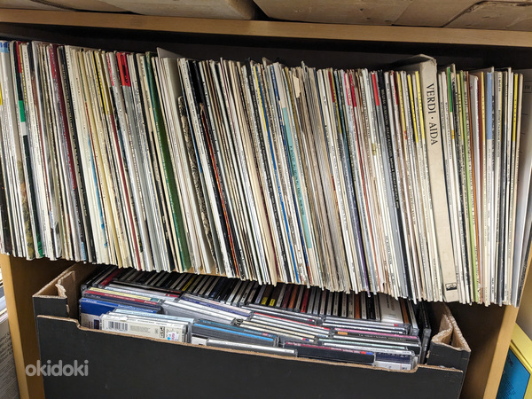 Большое количество виниловых пластинок и компакт-дисков (фото #4)