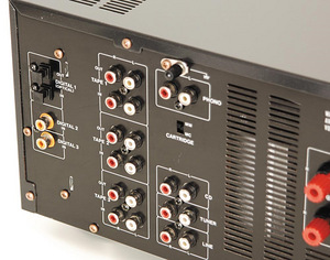 Стереоусилитель AKAI AM-69, встроенный ЦАП (4 фото из 4)