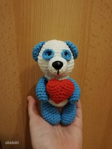 Маленькая панда крючком с сердечком (фото #1)