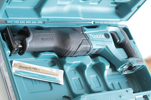 Akuuniversaalsaag Makita DJR186Z 18V, kohver +25€ (3 foto / 3)