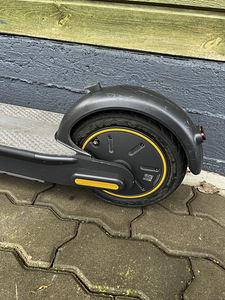 Электрический самокат Segway Ninebot KickScooter Max G30 (2 фото из 5)