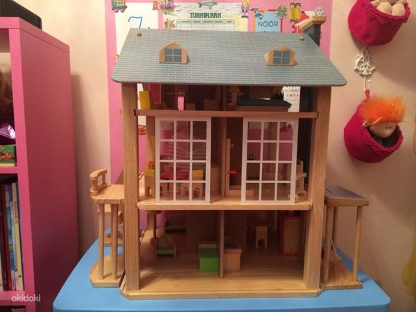 Большой деревянный кукольный домик с мебелью (фото #1)