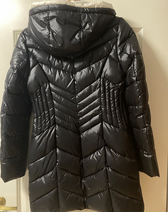 Женская куртка. (3 фото из 3)