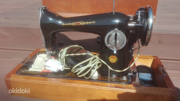 Старая швейная машина с мотором (фото #3)