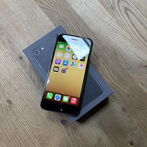 iPhone 8 64 ГБ «серый космос» (1 фото из 1)