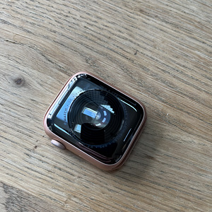 Apple Watch SE 44mm GPS Aluminum Gold (2 foto / 2)