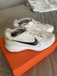 Müüa tennisejalatsid NIKE Jr VAPOR PRO s.38,5 (1 foto / 3)