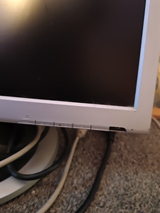HP monitor. Samsung monitor. Samsung DVD. (3 foto / 5)