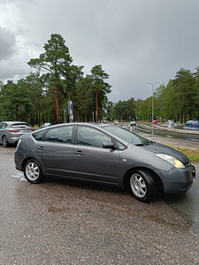 Toyota Prius 20 Hybrid 2007 (2 foto / 11)