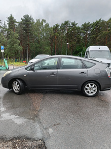 Toyota Prius 20 Hybrid 2007 (5 foto / 11)