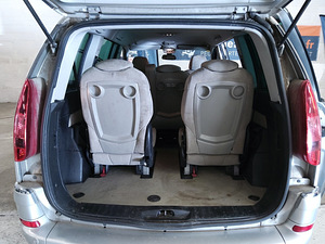 Peugeot 807 Premium pack 2.0 HDI 120kW 7 kohta (8 foto / 13)