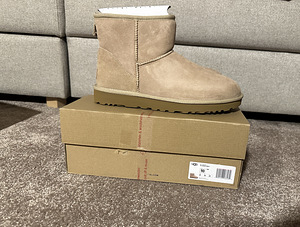 Продаются новые оригинальные зимние сапоги UGG. размер 41. Ц (2 фото из 4)