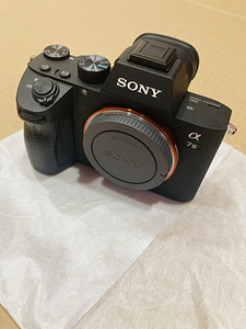 Kaamera Sony A7M3 Kit 28-70mm (Sony Alpha A7 III Kit 28- (1 foto / 10)