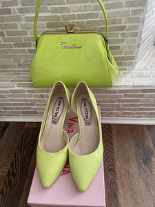 Женские туфли и сумочка