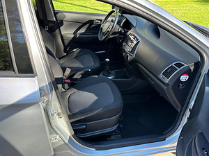 Hyundai i20 2015 facelift 1 omanik esinduse ajalugu (12 foto / 14)