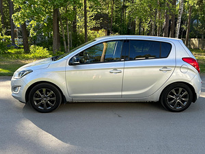 Hyundai i20 2015 facelift 1 omanik esinduse ajalugu (7 foto / 14)