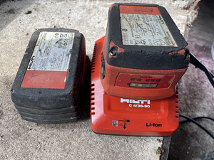 Hilti aku 2x5.2ah, laadija (1 foto / 3)