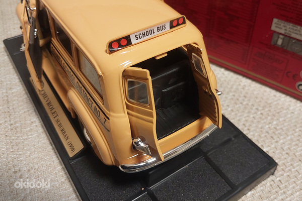1:18. Школьный автобус Chevrolet Suburban 1950 (фото #5)