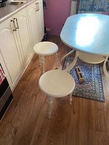 MÜÜAN KÖÖGI LAUA JA 3 taburetti (3 foto / 5)