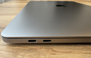 MacBook Pro i7/16GB/512GB (13.3-дюймовый, 2018) Touch Bar (3 фото из 7)