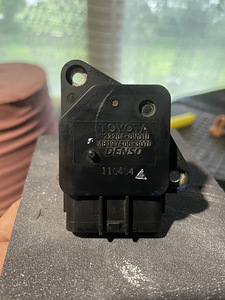 TOYOTA HILUX MAF MASS SENSOR ORIGINAAL DENSO (1 foto / 4)