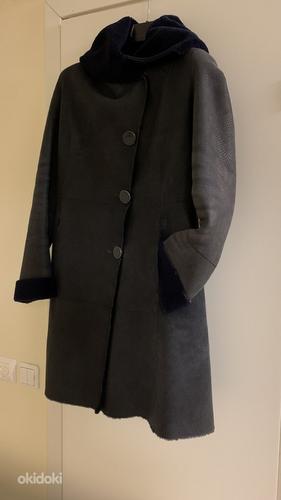 Тонкое замшевое пальто с капюшоном (фото #2)