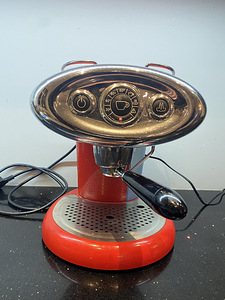 Kohvimasin Illy X7.1, punane (1 foto / 4)