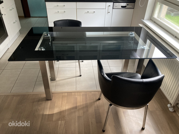 Стильный итальянский обеденный стол (стекло) и стулья (фото #1)