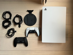 PlayStation 5 Digital Edition + 2 геймпада (1 фото из 4)