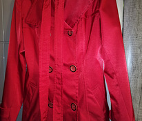 Продается красное пальто.