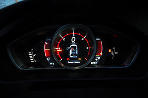 Volvo V40 R-Design 2.0 88kW (8 foto / 10)
