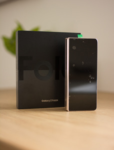 Samsung Galaxy Fold 4 5G 512GB (1 foto / 4)