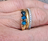 Золотое кольцо с синими бриллиантами.