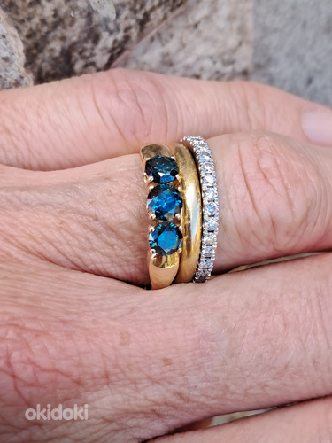 Золотое кольцо с синими бриллиантами. (фото #1)