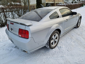 Ford Mustang GT V8 (4 foto / 4)