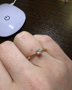 Классическое кольцо из красного золота с одним бриллиантом