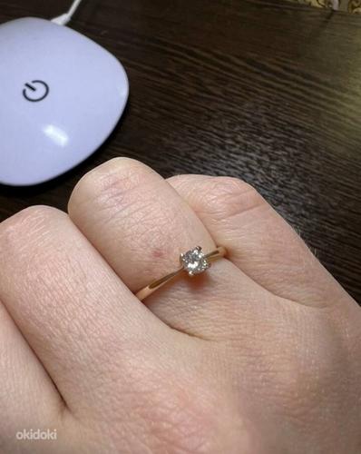Классическое кольцо из красного золота с одним бриллиантом (фото #1)
