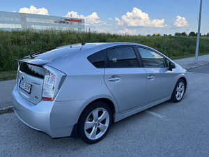 Toyota Prius Advanced (4 foto / 14)