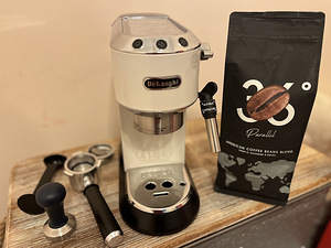 Espressomasin Delonghi Dedica EC685W (1 foto / 2)