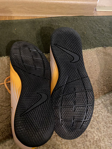 Nike jalgpalli saalipuutsad, s.38,5 (2 foto / 2)