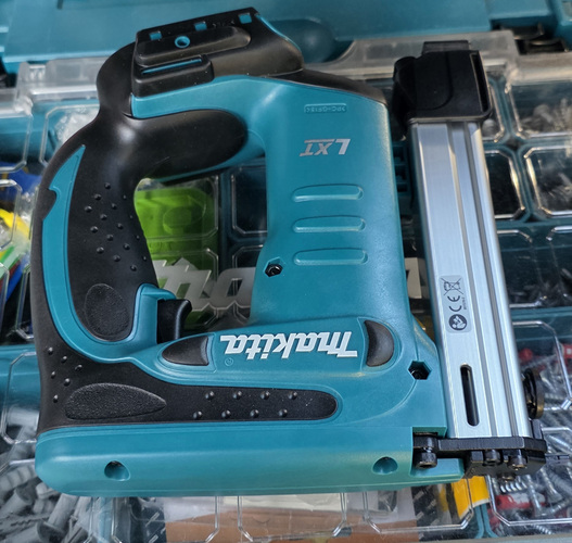 Akuklambrilööja Makita DST221Z akuta UUS!