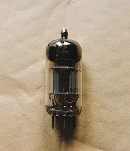 Mullard CV4003 (M8136 / ECC82 / 12AU7 military grade) tube (4 foto / 5)