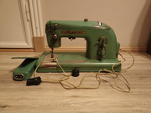 Швейная машинка Тула 1957 г. В рабочем состоянии.