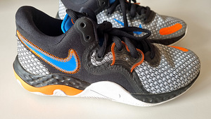 Кроссовки Nike (3 фото из 4)