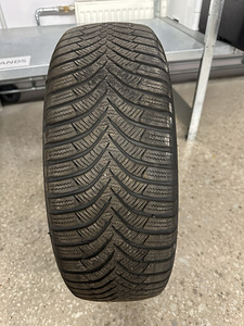 Зимние шины Hankook ICEPT RS2 (4 фото из 6)