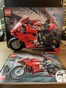 LEGO Technic Ducati Panigale V4 R 42107 (3 foto / 5)