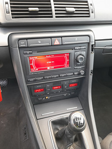 Audi A4 b8 2.0 tdi 103kw (12 foto / 13)