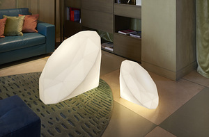 Bijoux is a polyethylene floor lamp that reminds of the shap (1 foto / 3)