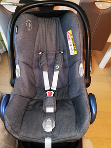 Maxi-Cosi CabrioFix turvahäll koos FamilyFix alusega (5 foto / 9)